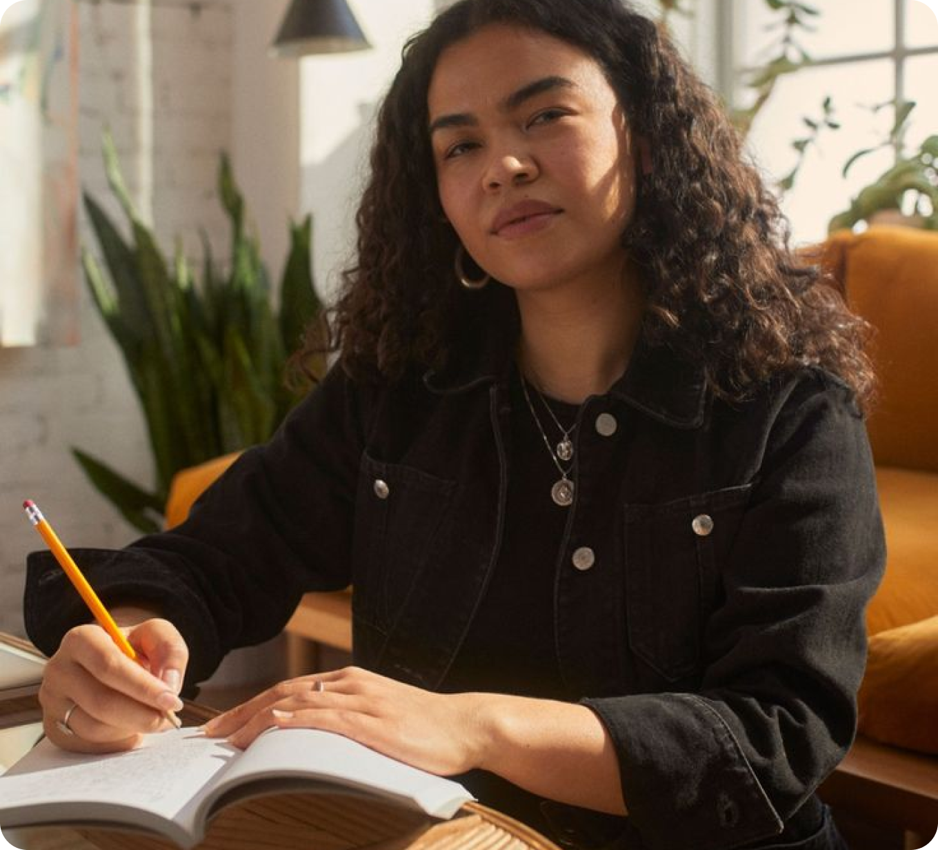 Estudante concentrada escrevendo anotações em caderno